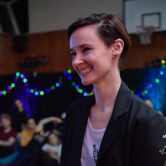 A headshot of Riley, the founder and teacher of Do Your Own Swing